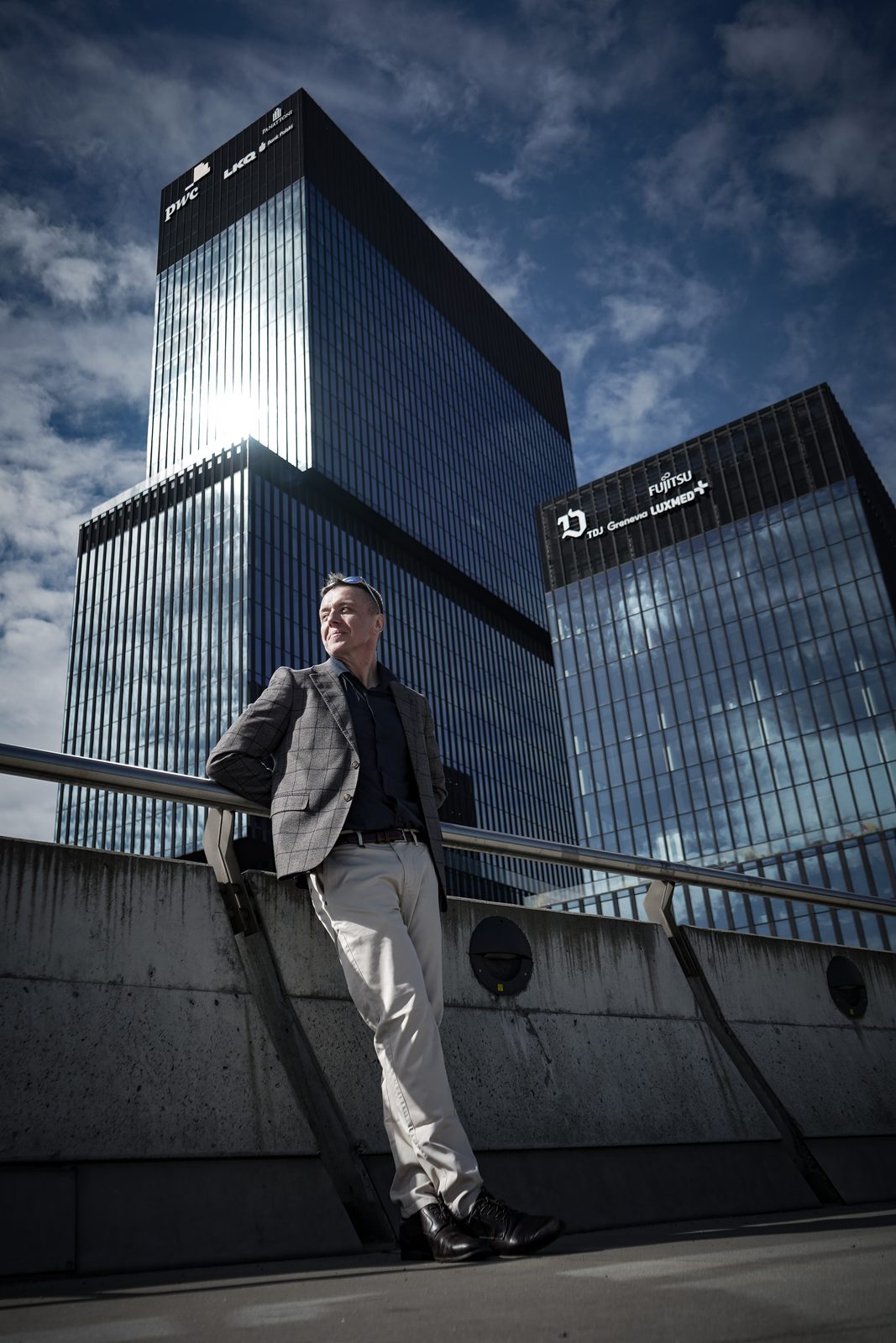 Michał Bieniek na tle współczesnej architektury